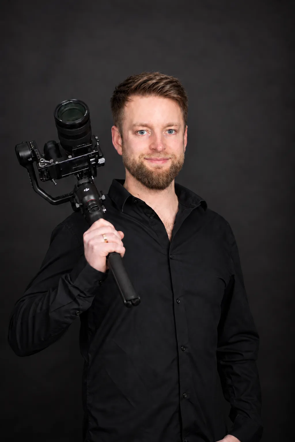 Lion Erfurth mit Kamera und Gimbal